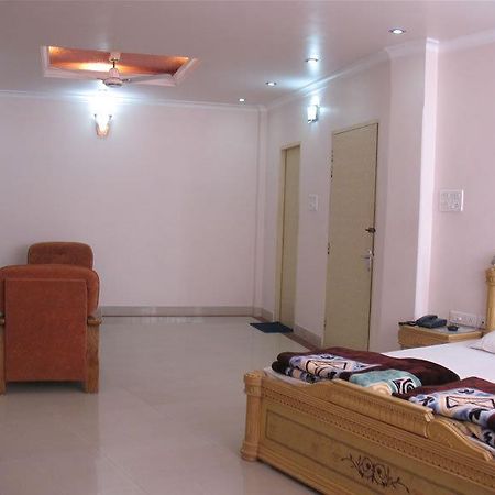 Hotel Rest Inn Lucknow Bagian luar foto