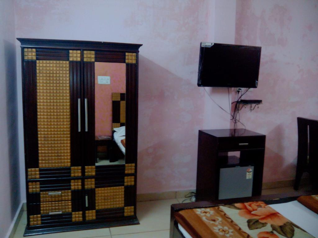 Hotel Rest Inn Lucknow Ruang foto