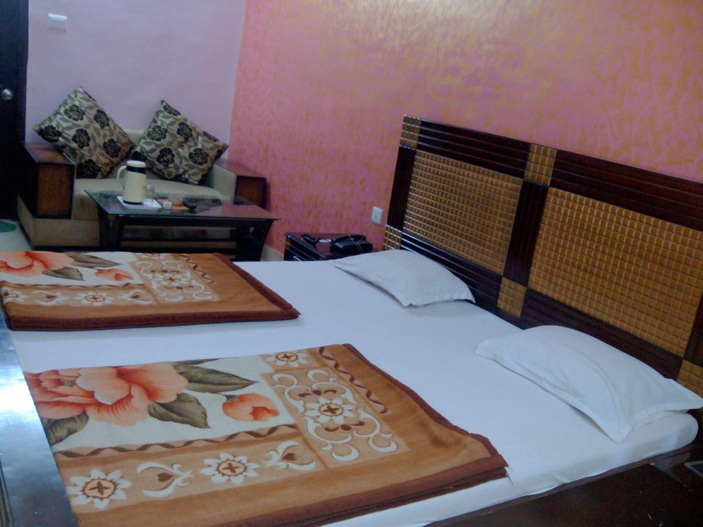 Hotel Rest Inn Lucknow Ruang foto