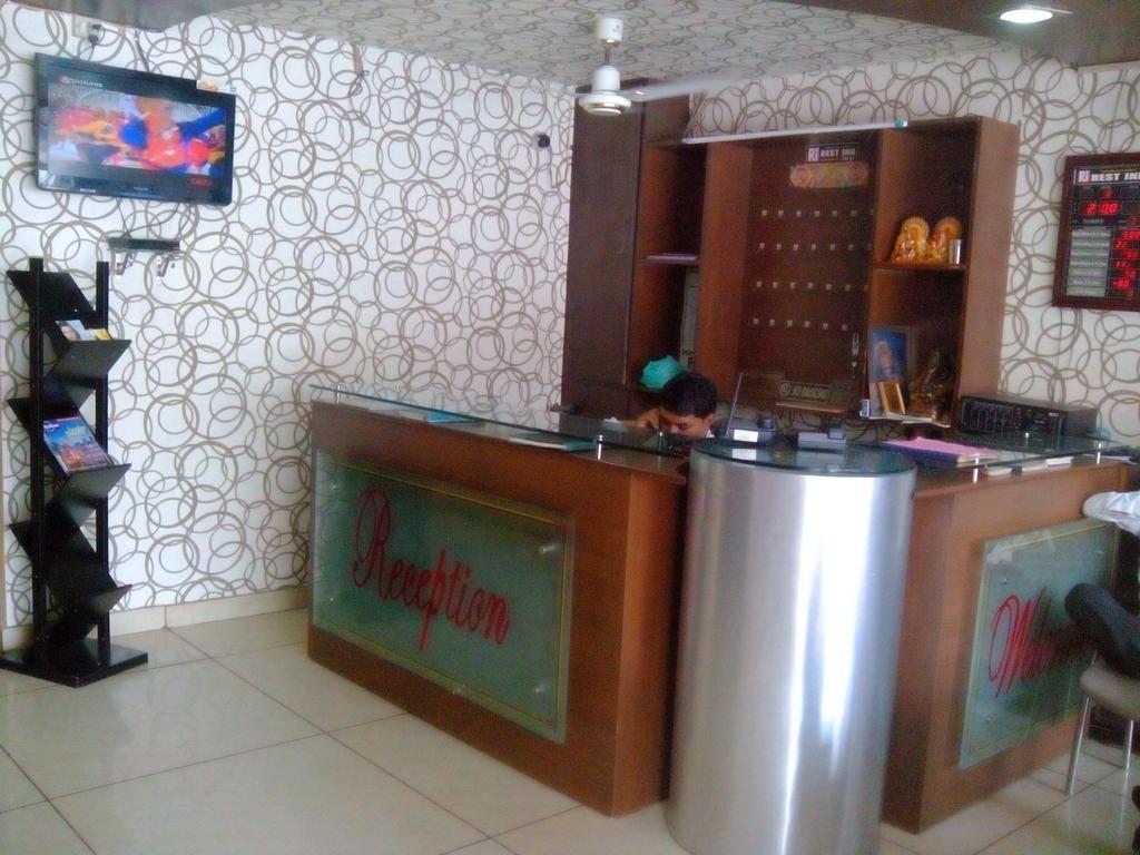 Hotel Rest Inn Lucknow Bagian luar foto